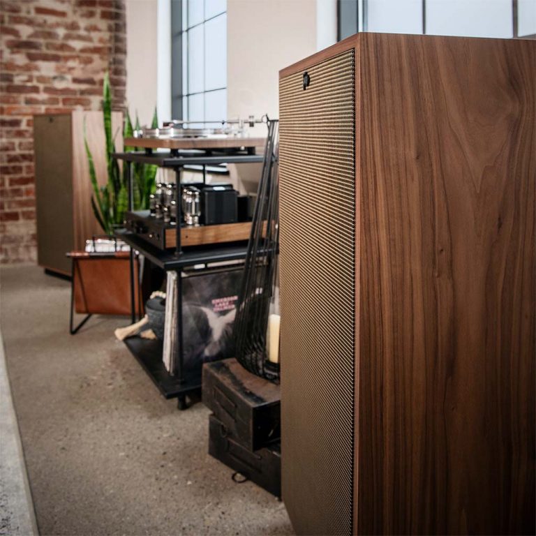 Forte IV Floorstanding Speaker x RS520 All-in-One Amplifier & Concept Signature MM Turntable System - Image 2